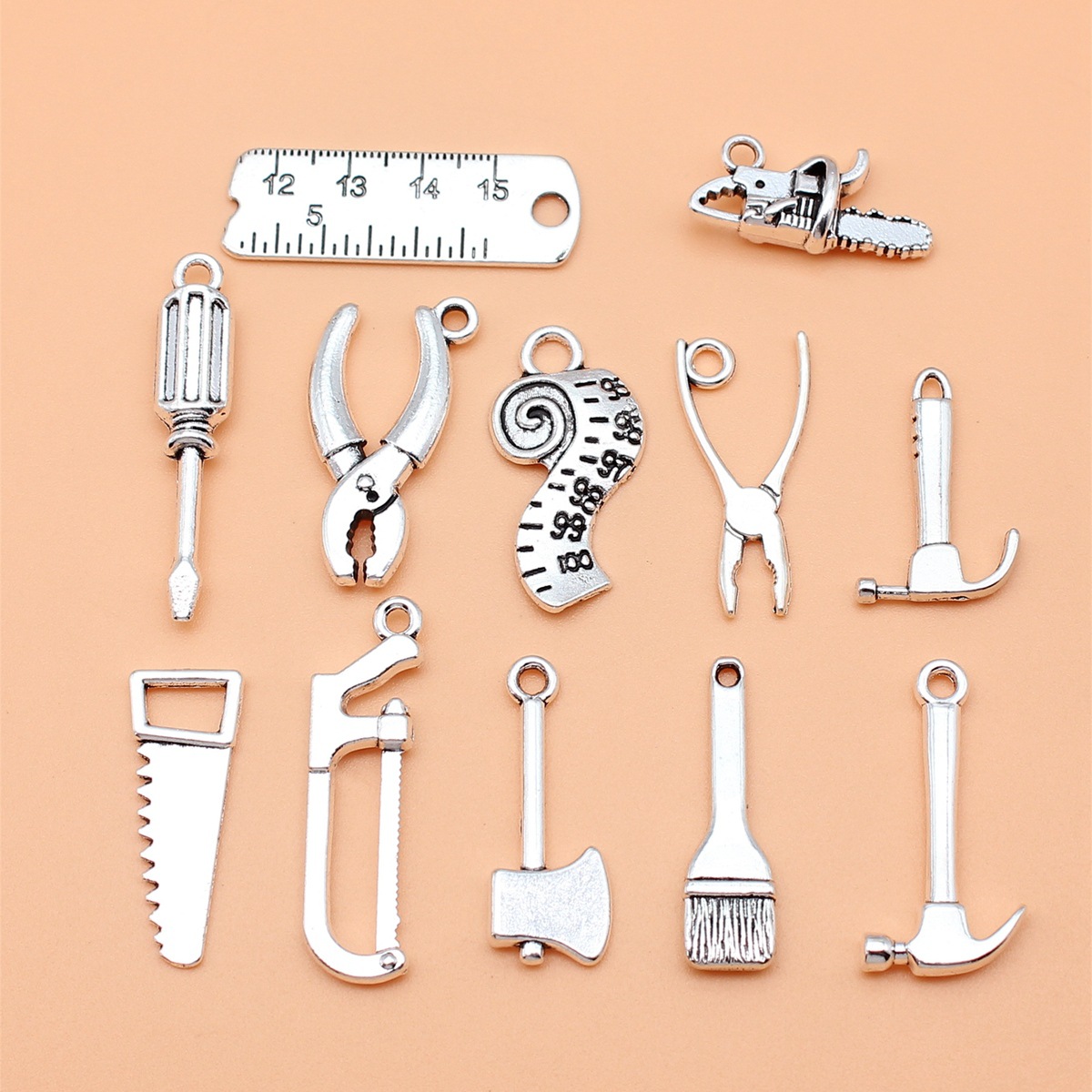 Collectible Vintage Tools - 12 ชิ้นสีเงินโบราณเครื่องมือแปรงค้อนคีมไขควงไม้บรรทัด Chainsaw Charms Collection, 12